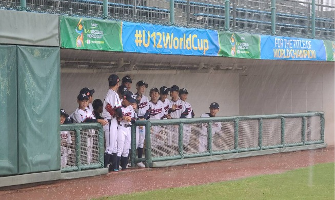 Talking to Korean team at U-12 Baseball World Cup in Taiwan