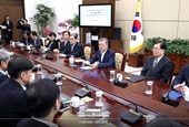 Opening Remarks by President Moon Jae-in at Meeting with His Senior Secretaries