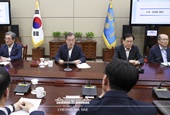 Opening Remarks by President Moon Jae-in at Meeting with His Senior Secretaries