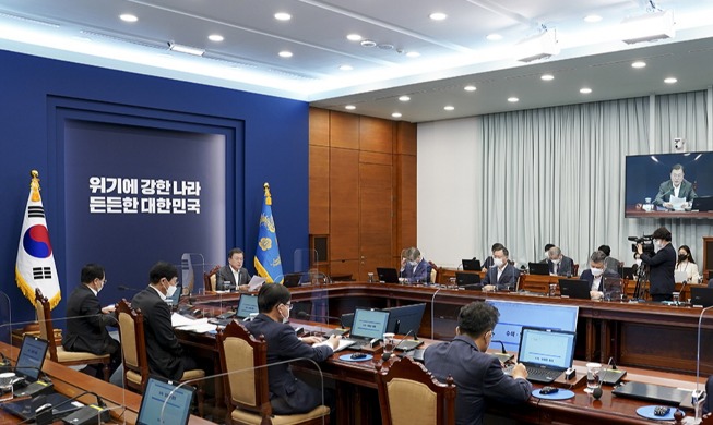 Opening Remarks by President Moon Jae-in at Meeting with His Senior Secretaries