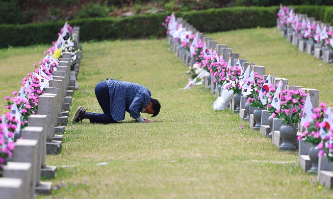 Brother of April Revolution victim visits sibling's grave