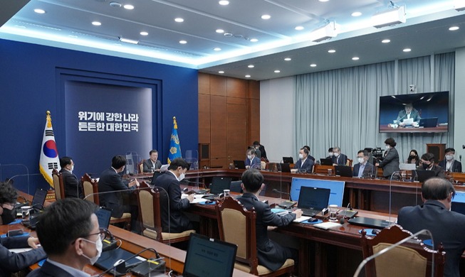 Opening Remarks by President Moon Jae-in at Meeting with His Senior Secretaries