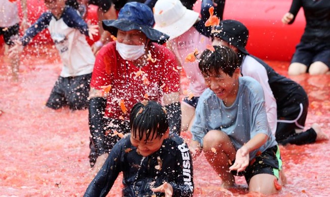 Smashing time searching for gold rings in large tomato pool