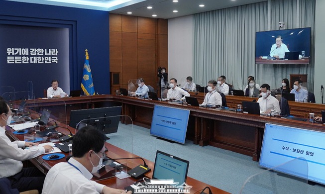 Opening Remarks by President Moon Jae-in at Meeting with His Senior Secretaries