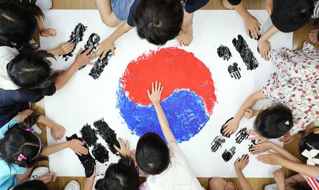 Drawing national flag using handprints