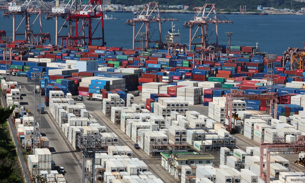 The International Monetary Fund in its World Economic Outlook released on Oct. 22 said the country's gross domestic product per capita this year will surpass those of Japan and Taiwan. Shown are export containers in August waiting to be loaded at the Port of Busan. (Yonhap News)  