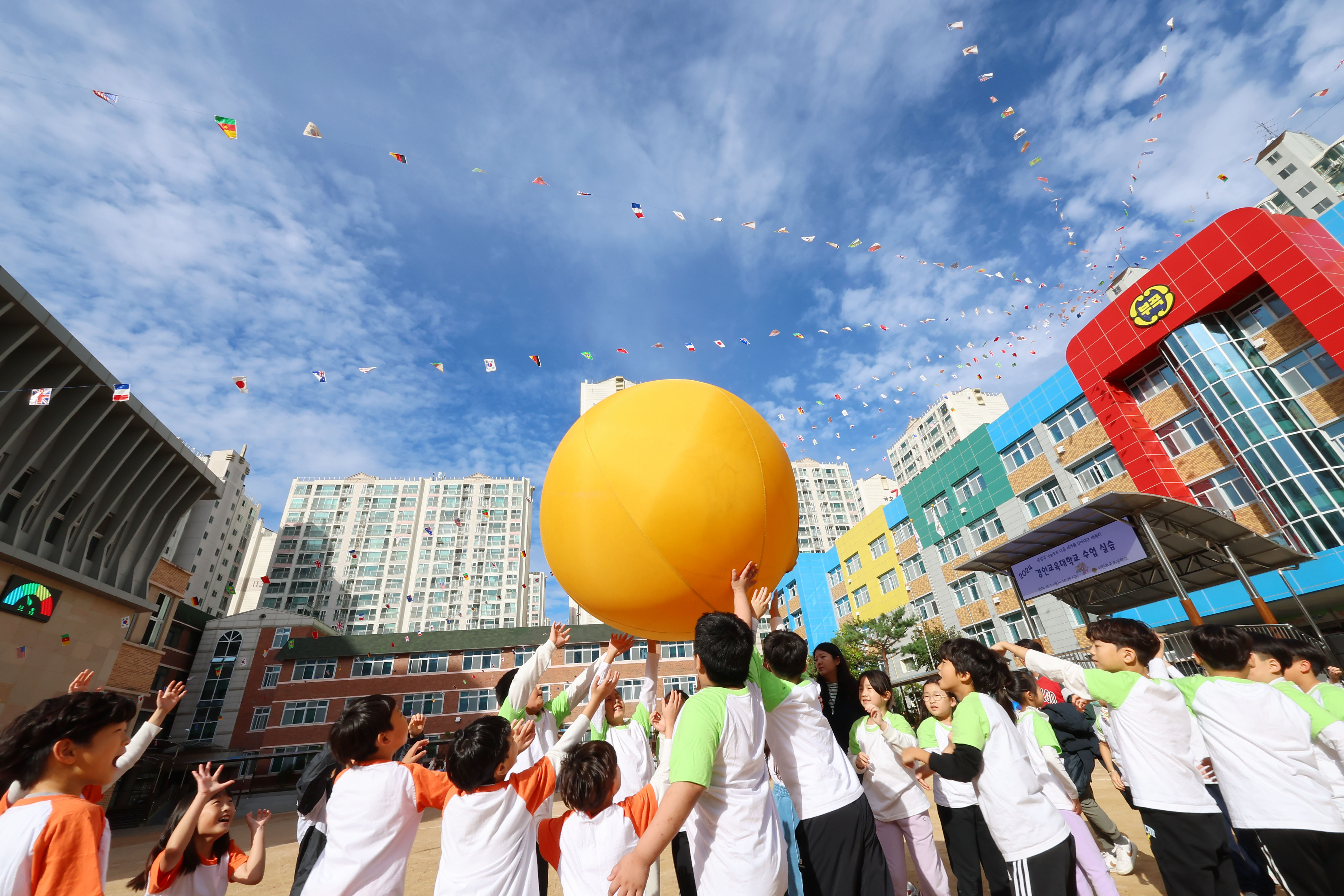 Second graders on Oct. 21 move a big ball at a fall sports event held at Bugok Elementary School in Incheon's Bupyeong-gu District. 