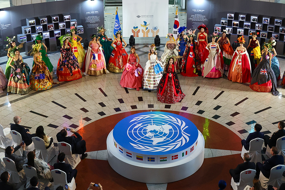 A show on Oct. 24 displays the costumes of countries that took part in the Korean War (1950-53) as part of the 2024 United Nations Participation Memorial Festival at the War Memorial of Korea in Seoul's Yongsan-gu District. 