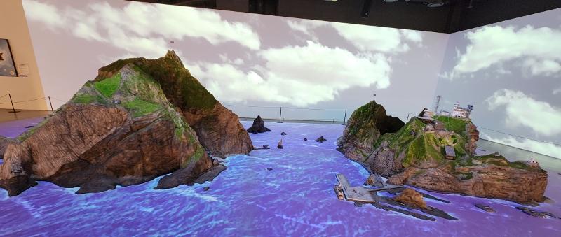 This model of Dokdo Island at Dokdo Museum Seoul has on the left Seodo (West Island) and Dongdo (East Island) on the right.